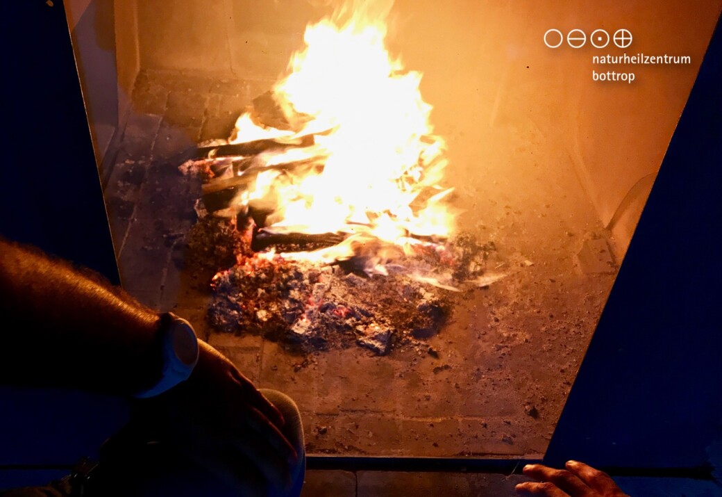 Des gens assis autour d'un feu de cheminée