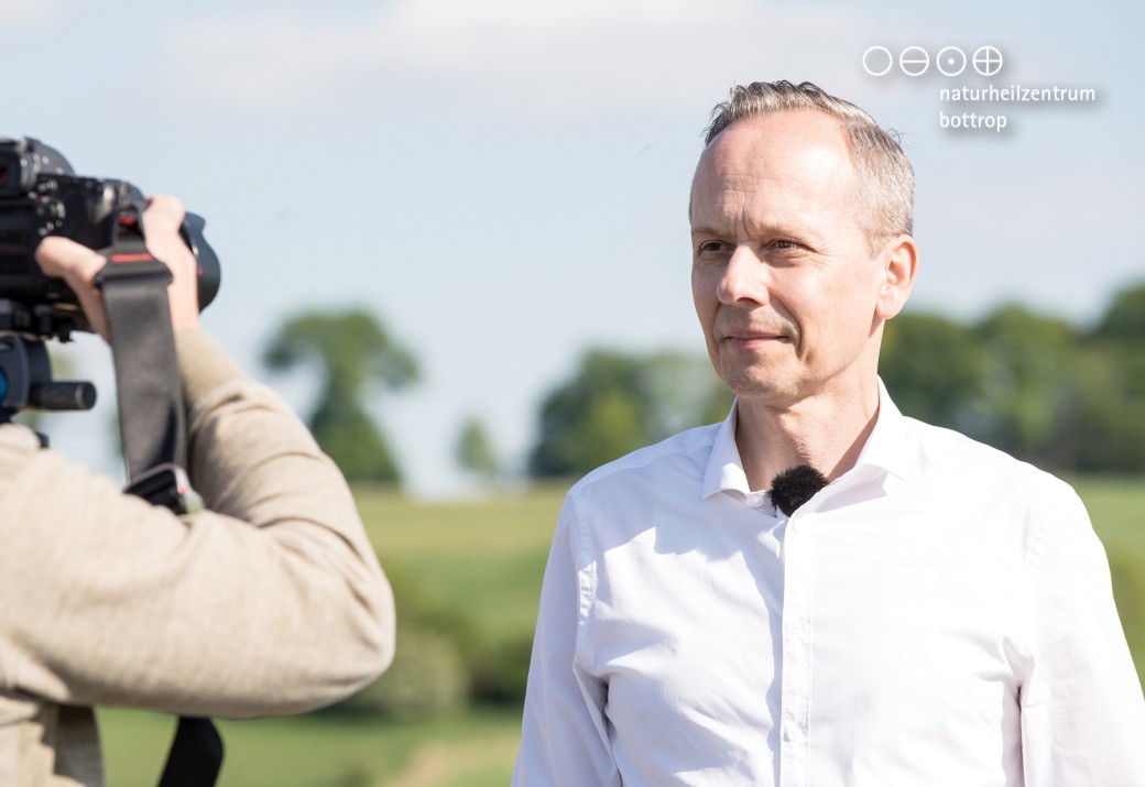 The alternative practitioner Christian Rüger with a photographer