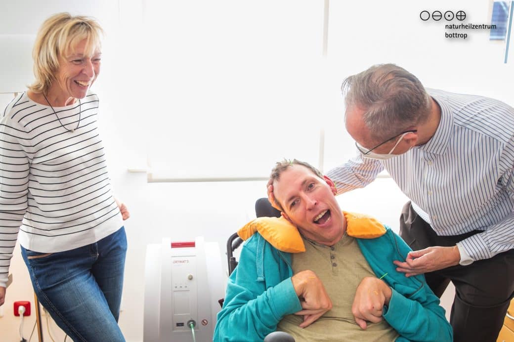 Regina et André Vogel avec Christian Rüger dans la salle de traitement