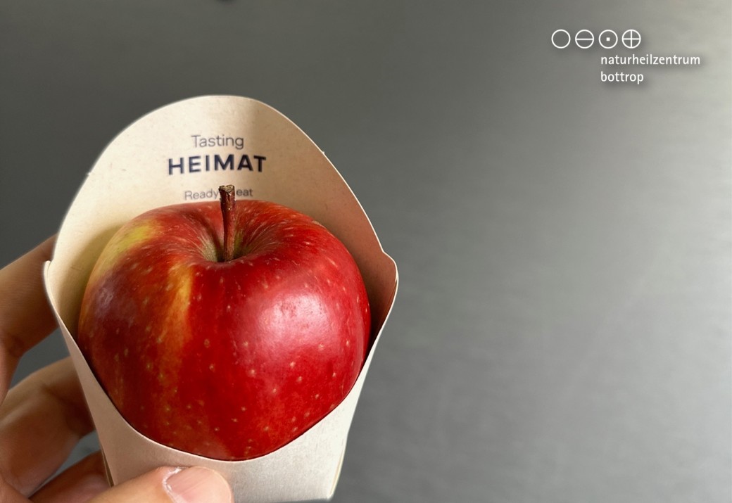 Ein Apfel in einer Tüte mit der Aufschrift “Tasting Heimat”