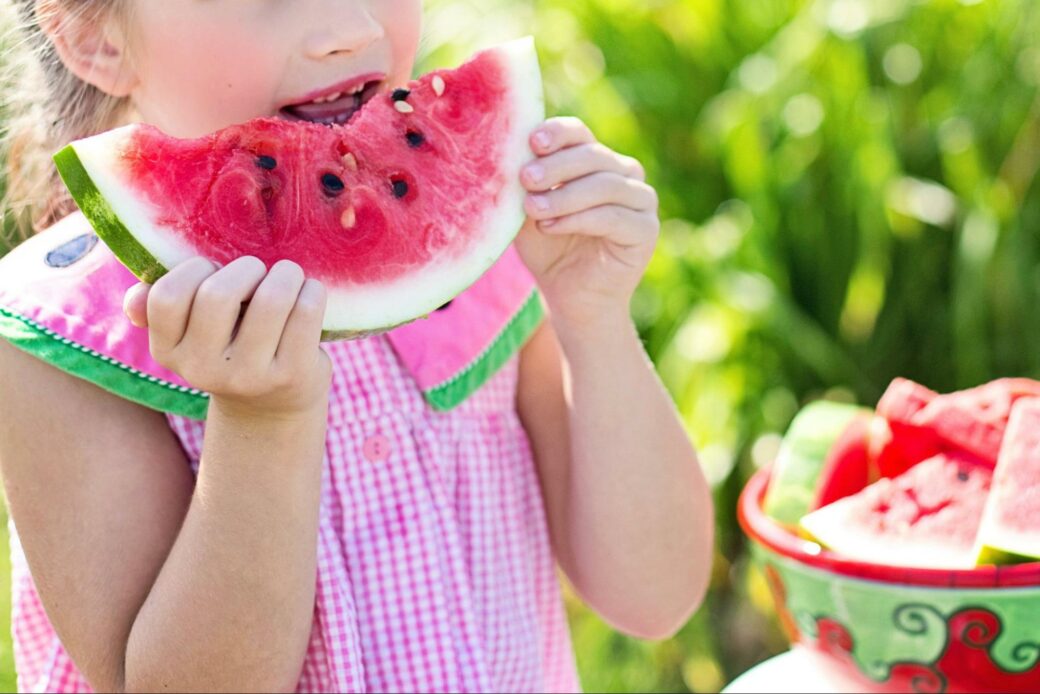 Un enfant de sexe féminin mange de la pastèque