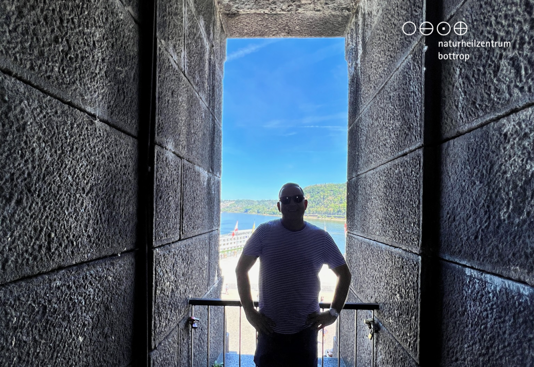 Blick durch das Fenster einer Burg auf das Meer